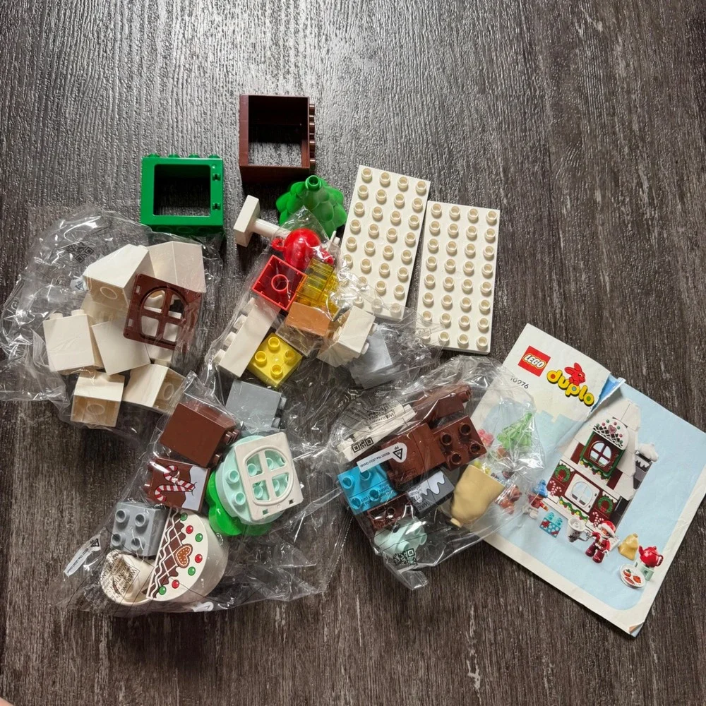 LEGO Duplo Santa's Gingerbread House Kids Multicolor Building Set Missing People